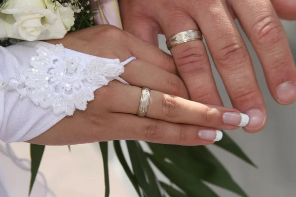 As mãos unidas da noiva e noivo fecham — Fotografia de Stock