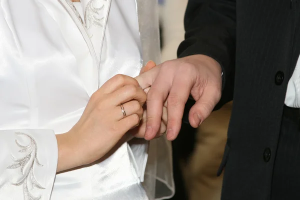 Nevěsta a ženich nosí snubní prsteny jeden druhému — Stock fotografie