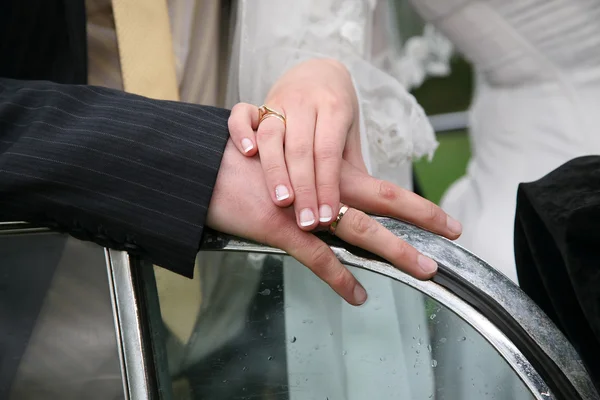Mãos da noiva e noivo juntos — Fotografia de Stock