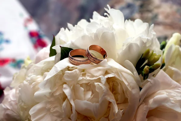 Anillos de oro para la boda están en el ramo de bodas — Foto de Stock