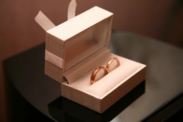 Anillos de boda de oro se encuentran en una caja — Foto de Stock