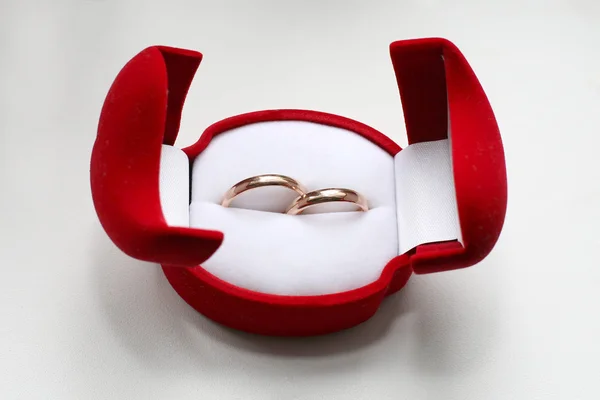 Χρυσά δαχτυλίδια για γάμους είναι στο πλαίσιο — Φωτογραφία Αρχείου