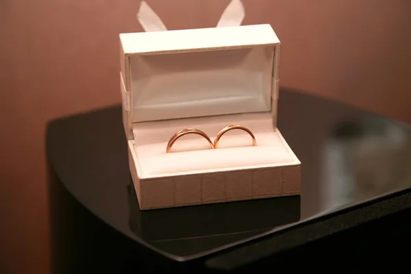 Anillos de boda de oro se encuentran en una caja — Foto de Stock