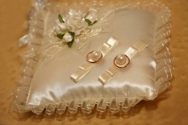 Altın alyans yalan üzerine dekoratif yastık