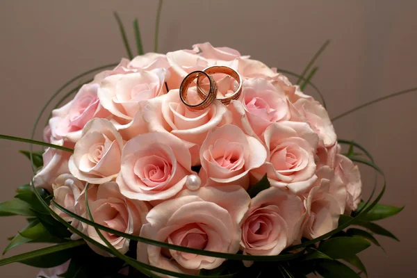 Arany eljegyzési gyürük feküdjön a bouquet, Rózsa — Stock Fotó