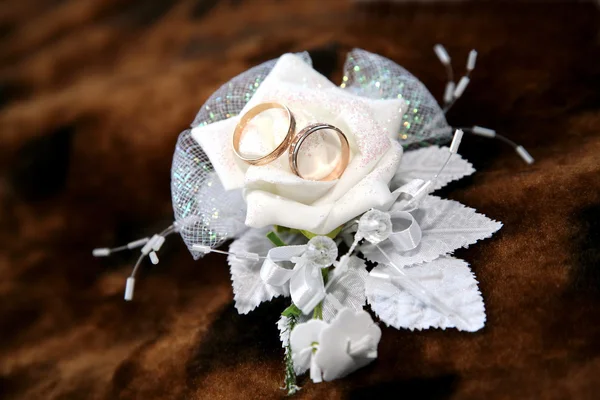 Anéis de casamento de ouro mentira na decoração — Fotografia de Stock