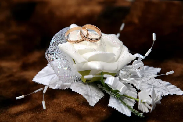 골드 결혼 반지에 장식 거짓말 — 스톡 사진