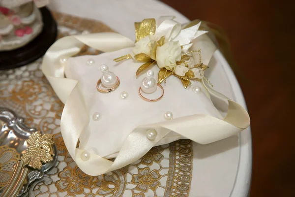 Anillos de oro para la boda están en almohada decorativa — Foto de Stock