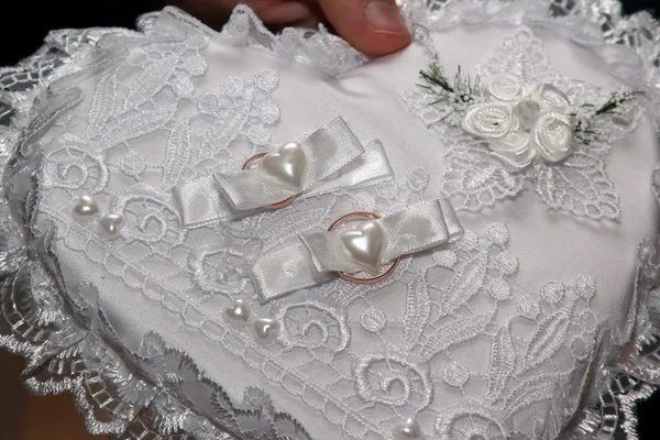 Золотые кольца для свадьбы на декоративной подушке — стоковое фото
