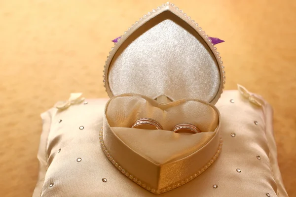 Anillos de oro para bodas están en la caja — Foto de Stock