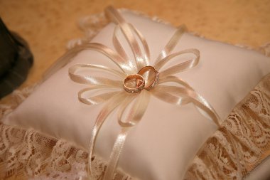 altın yüzük düğün için dekoratif yastık vardır