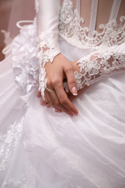 Gelin manikürlü ellerini gösterir