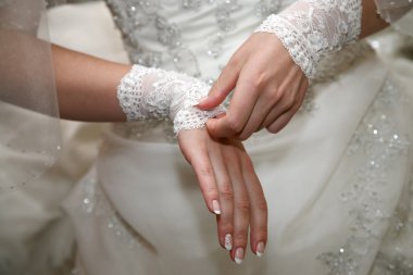 elinde bandaj gelini olduğunu