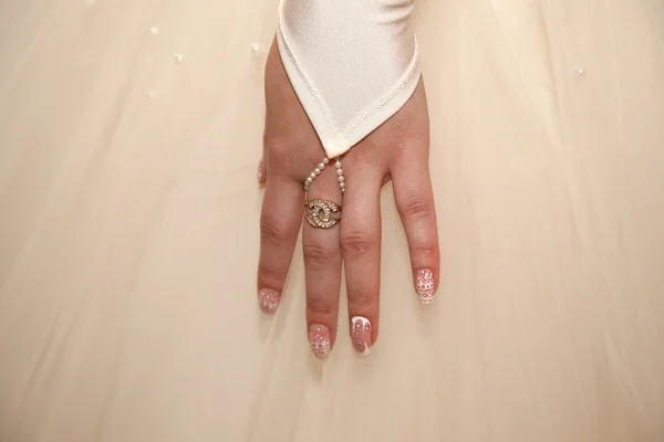 Nevěsta ukazuje její pěstěné ruce — Stock fotografie