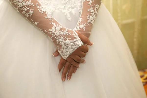 Bruden hade lagt sina händer framför honom — Stockfoto