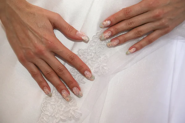 Nevěsta se ukazuje její pěstěné ruce — Stock fotografie