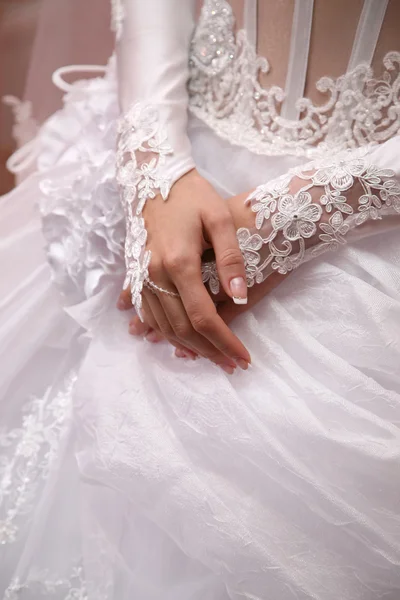 De bruid toont haar verzorgde handen — Stockfoto