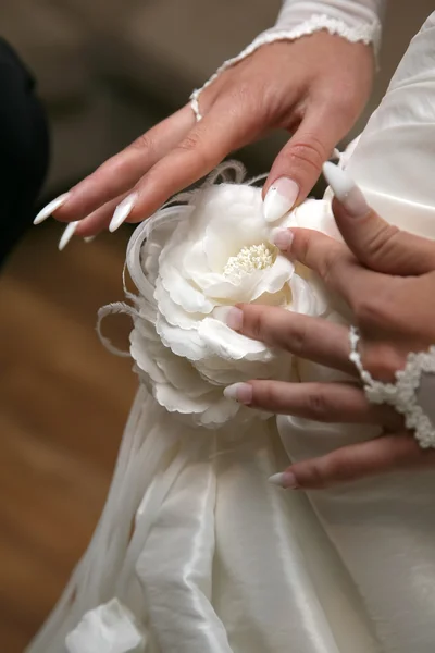 Braut richtet die Blume auf dem Kleid — Stockfoto