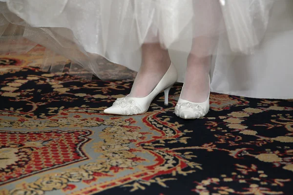 Невеста показывает свои свадебные белые туфли — стоковое фото