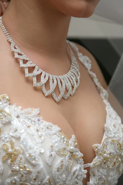 Büste der Braut mit der Dekoration Nahaufnahme — Stockfoto