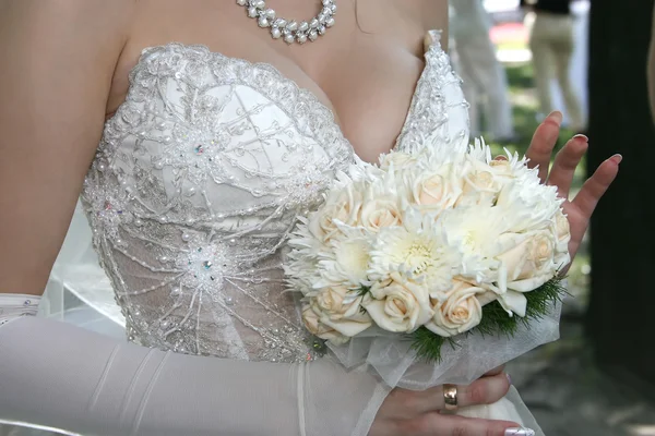 Menyasszony kezében esküvői csokor Vértes — Stock Fotó