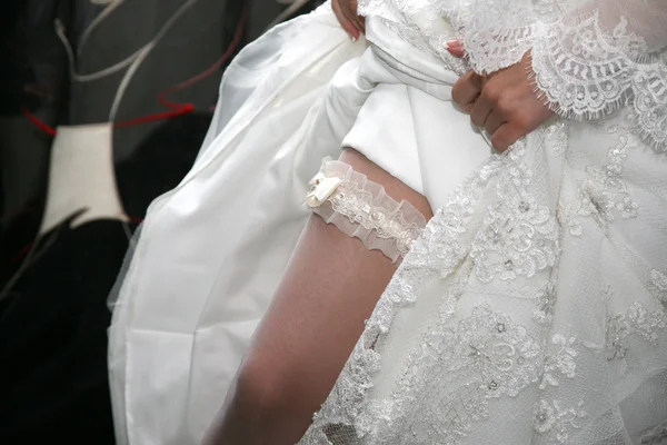 Невеста показывает свою свадебную подвязку — стоковое фото