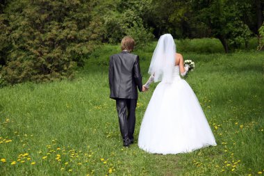 Gelin ve damat gider çim