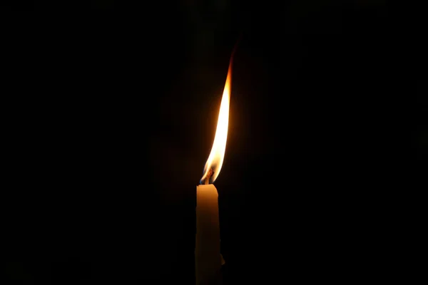 Bruciando nel buio piccola candela — Foto Stock