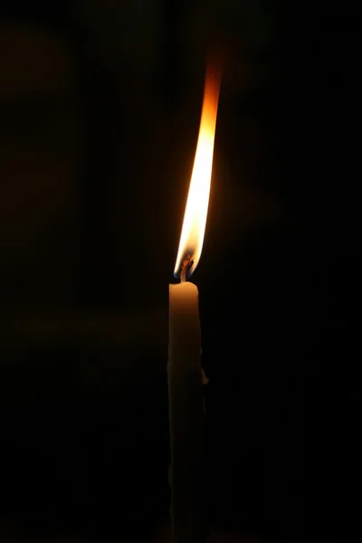 Burning in the darkness small candle — Stock Photo, Image