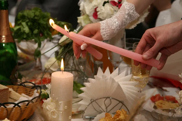 Noiva e noivo acender a vela de casamento na cerimônia — Fotografia de Stock