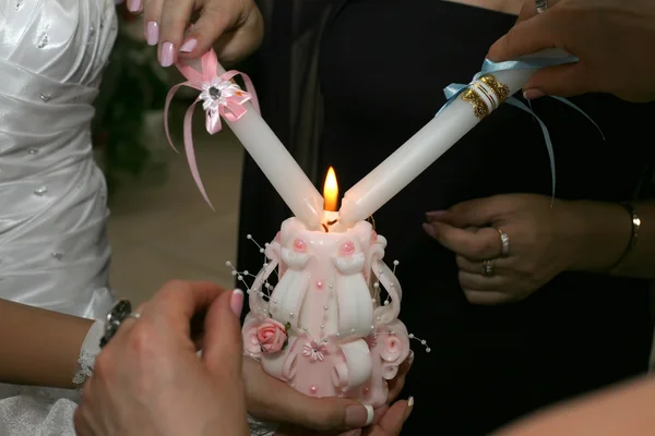 Noiva e noivo acender a vela de casamento na cerimônia — Fotografia de Stock