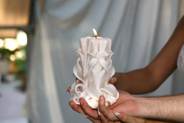 Noiva e noivo segurar vela de casamento iluminado — Fotografia de Stock