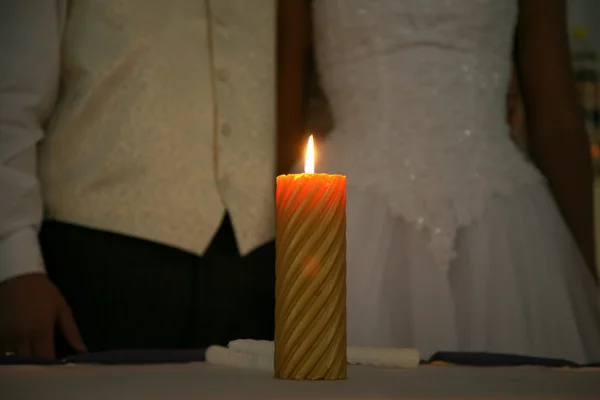 Wedding candle burning on the background of the bride and groom — Stock Photo, Image