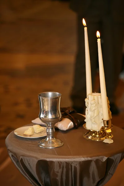 Deux bougies décoratives sont allumées lors de la cérémonie de mariage — Photo