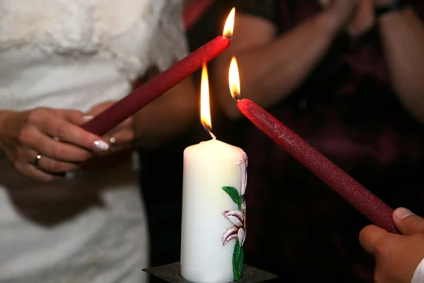 Noiva e noivo acender a vela de casamento na cerimônia — Fotografia de Stock