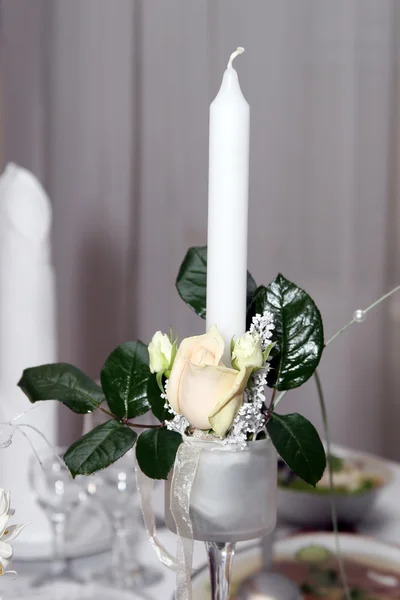 Vela branca decorativa fica mesa de casamento — Fotografia de Stock