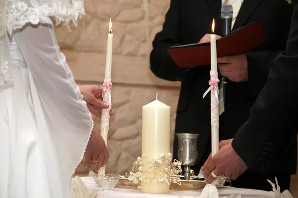 Noiva e noivo acender a vela de casamento na cerimônia — Fotografia de Stock