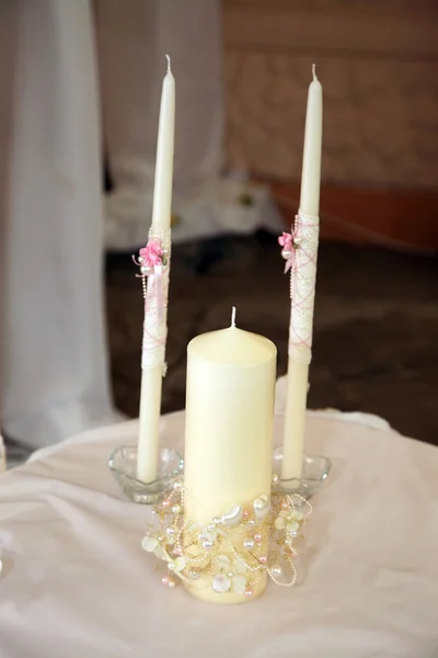 Drie witte kaarsen voor de huwelijksceremonie — Stockfoto