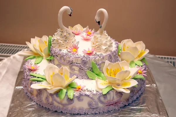 Beautiful cake for wedding with figures of swans — Stock Photo, Image