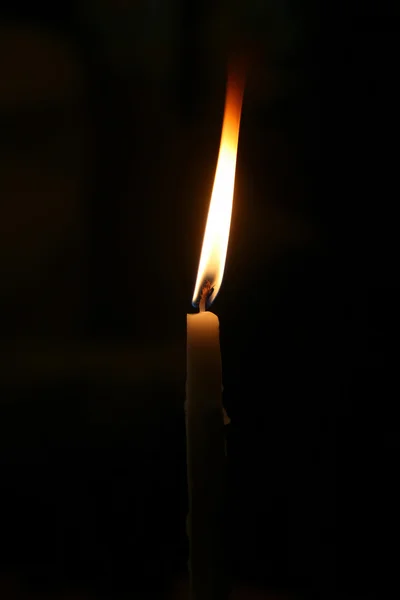 Ardiendo en la oscuridad pequeña vela —  Fotos de Stock