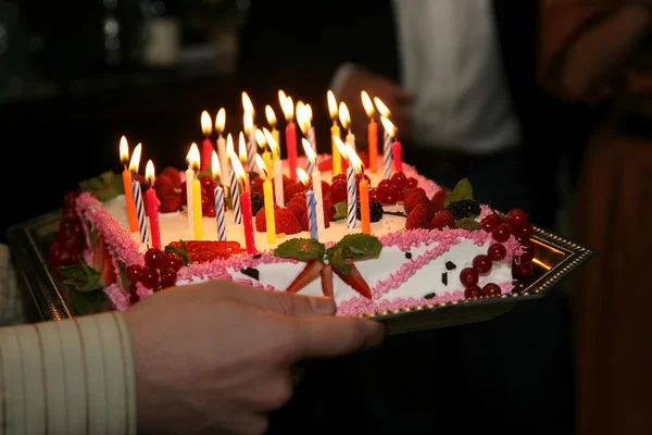 Kuchen mit Kerzen und mit Beeren dekoriert — Stockfoto