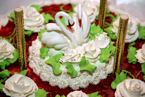 Hermoso pastel para la boda con figuras de cisnes primer plano —  Fotos de Stock