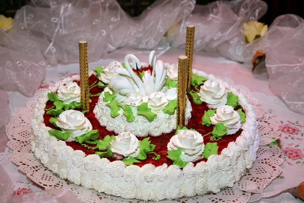 Beautiful cake for wedding with figures of swans — Stock Photo, Image