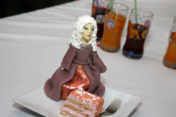 Кусок торта с декоративной фигурой — стоковое фото