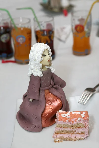 Кусок торта с декоративной фигурой — стоковое фото