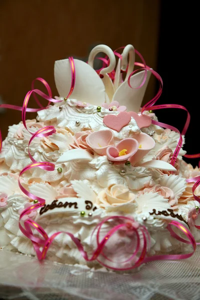 Hermoso pastel para la boda con figuras de cisnes primer plano —  Fotos de Stock