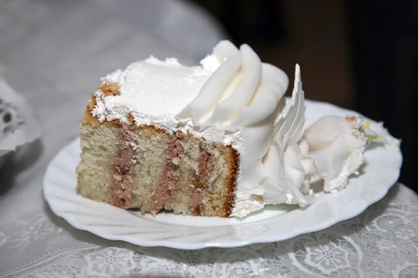 Tagliare un pezzo di torta nuziale sul piatto — Foto Stock