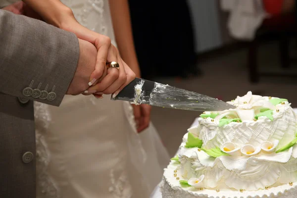 Наречений і наречений вирізали весільний торт крупним планом — стокове фото