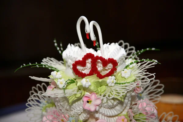 Prachtige taart voor de bruiloft met cijfers van zwanen closeup — Stockfoto