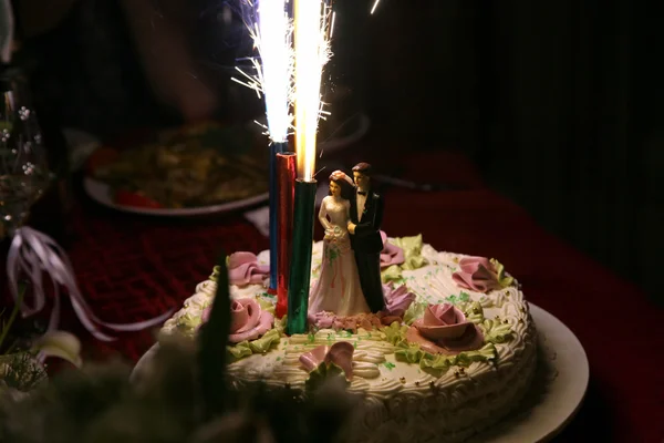 Par decorativo de recém-casados em cima de um bolo de casamento — Fotografia de Stock